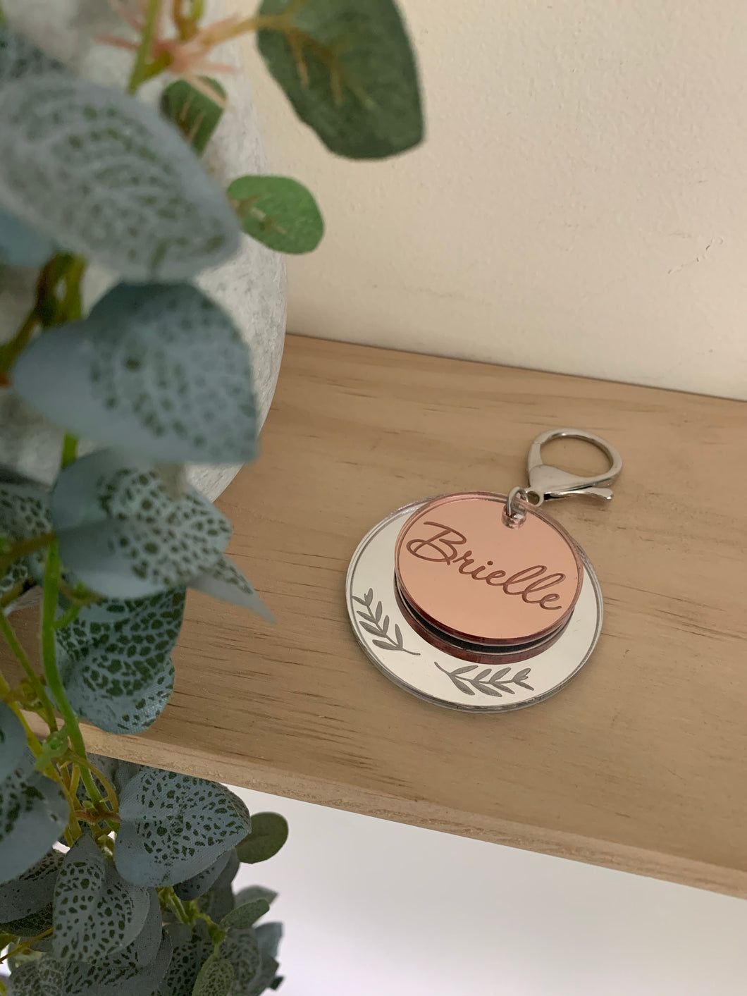 DOUBLE LAYER KEYRING WITH LEAF DETAIL